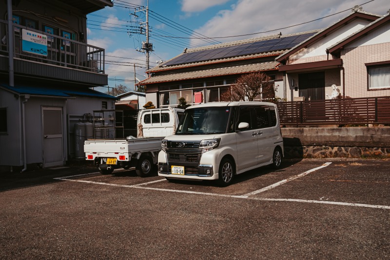 道なりに進み、左手の駐車場に入り、一番左奥の駐車スペース